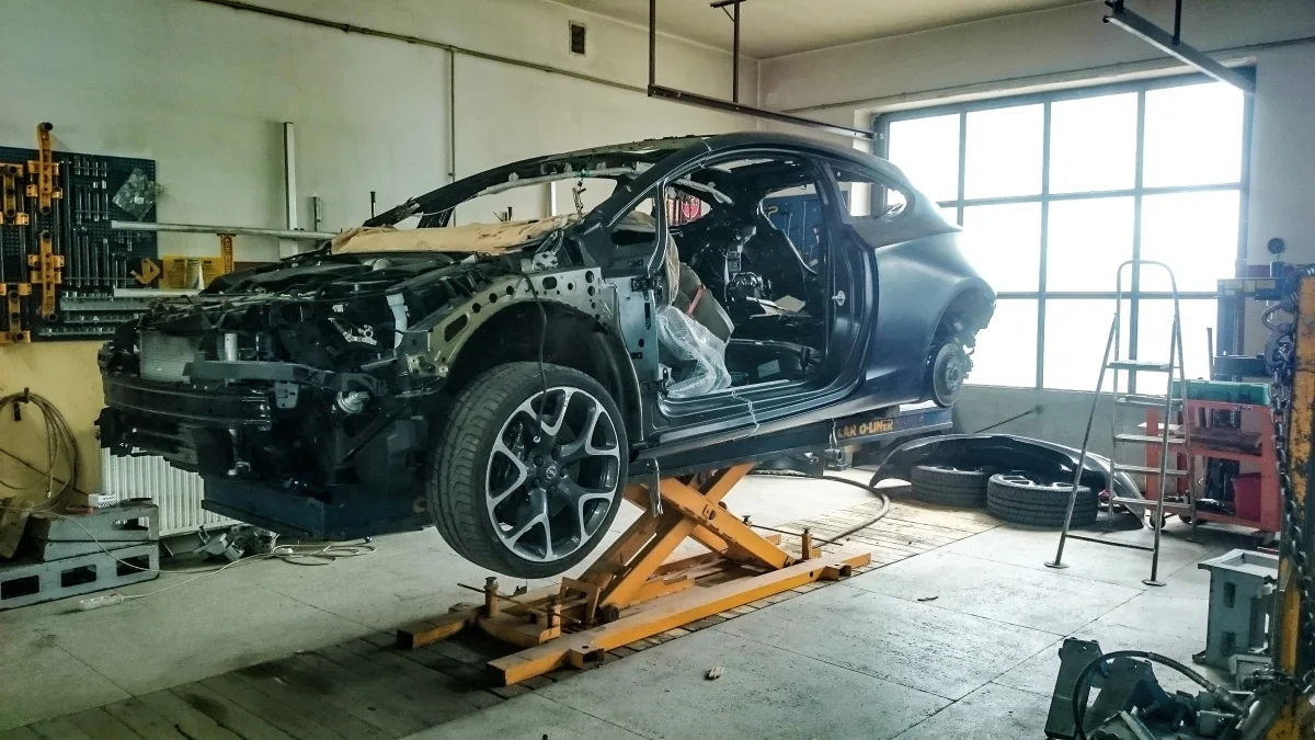 Rozebrane nadwozie coupé na ramie CAR-O-LINER w naszym warsztacie